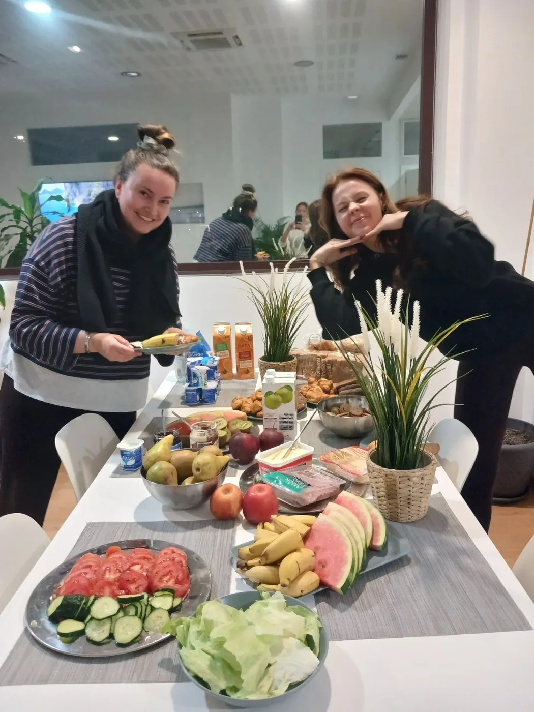 Reaktin tiimi yhteisellä aamupalalla
