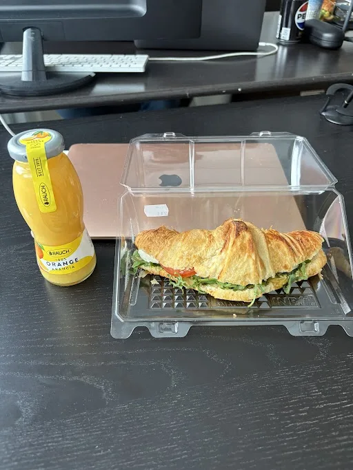 Aamupalaa työpisteellä Reaktin toimistolla